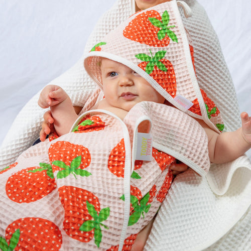 linear-gradient(125deg, rgba(230,33,56,1) 50%, rgba(255,173,180,1) 50%)